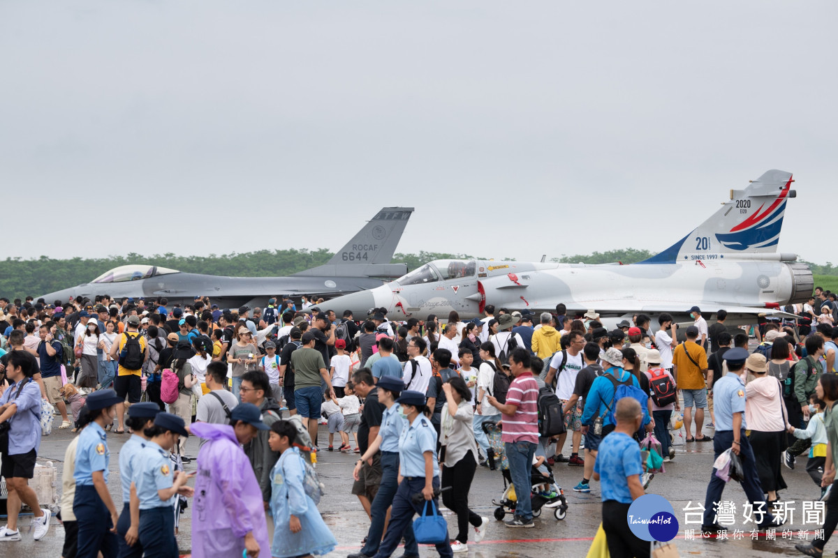 空軍嘉義基地營區今(10)開放,吸引大批人潮參訪/嘉義市政府提供
