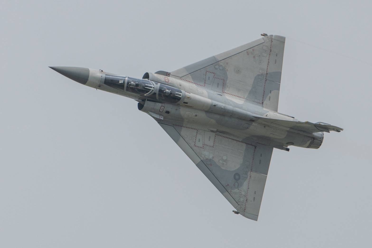 今年唯一營區開放因雨取消雷虎特技,但空軍三型主力戰機性能展示仍嗨翻全場。圖為幻象戰機。翻攝空軍臉書