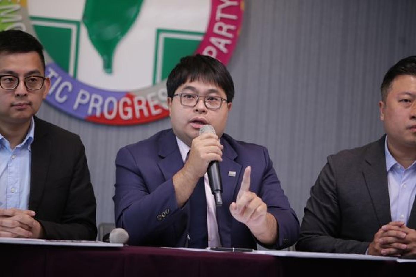 黃帝穎(中)表示,陳佩琪用兒子名義開公司,涉及「三大」法律責任。資料照片