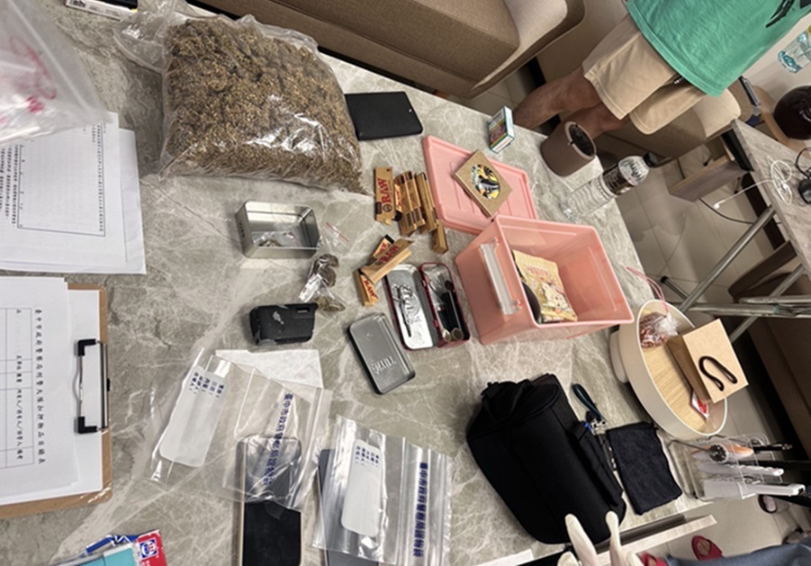 ▲圖說:中市刑大搗破製毒倉庫,查扣手機、大麻花成品、電子秤、乾燥機、封口機及分裝袋等工具 (圖/台中市政府 提供)