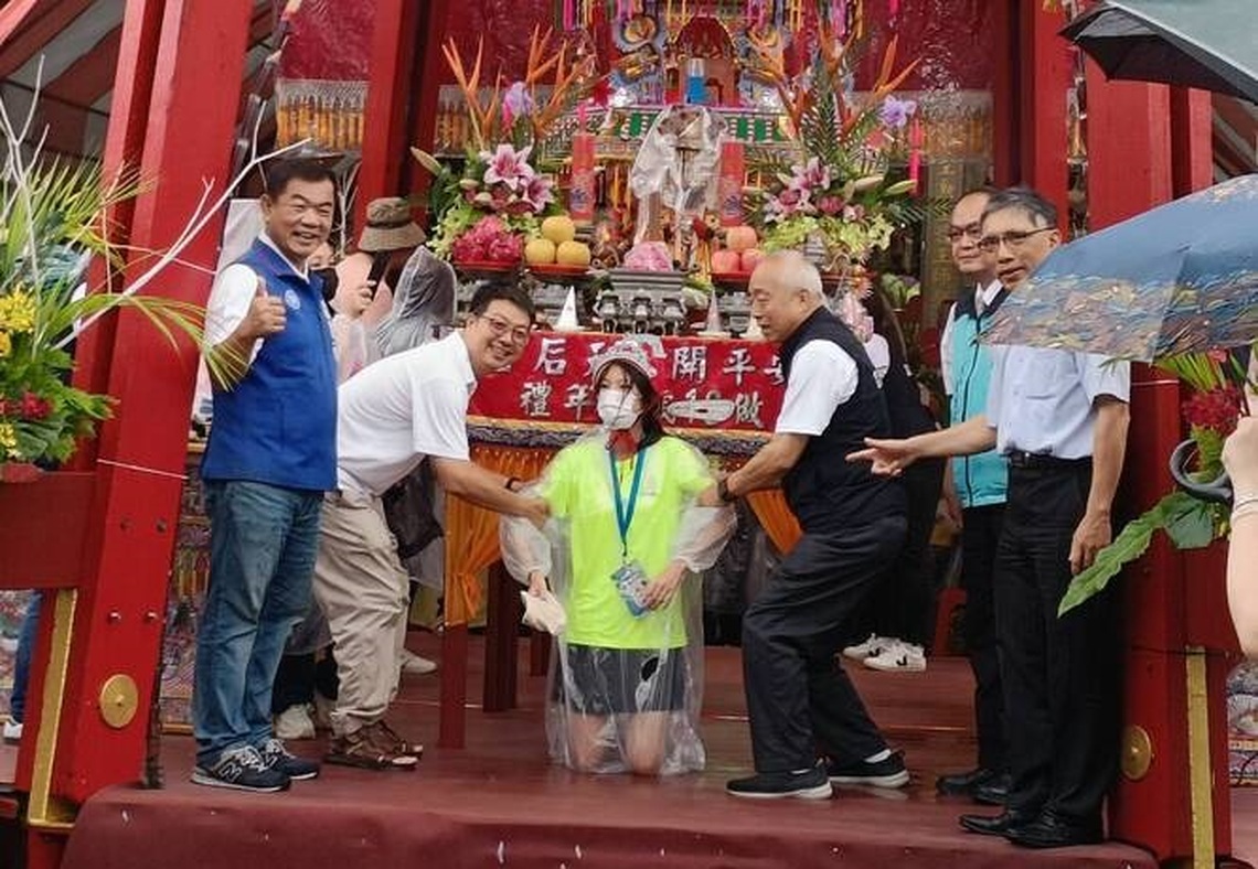 台南安平做16歲4百少年全報到冒雨參與