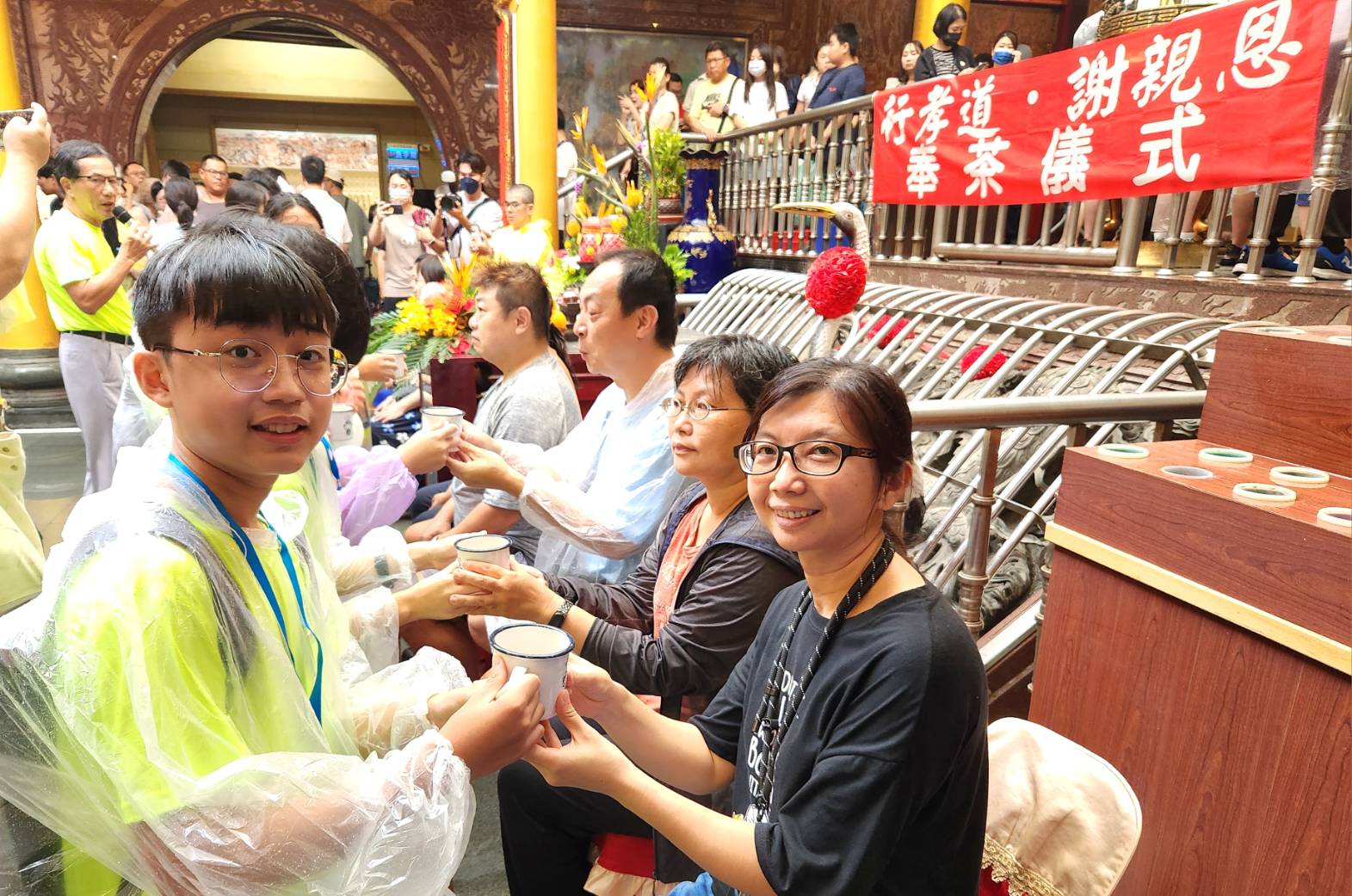 ▲父母親接受孩子的奉茶並互相擁抱後，感動的流下眼淚。（圖／記者陳彥霖攝）
