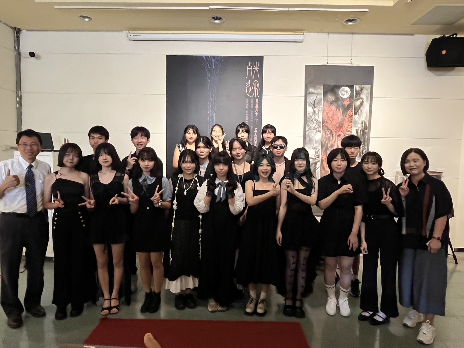 ▲國立員林高中舉辦第21屆美術班畢業展《殊塗》,學們生運用畫筆繪製自己的人生藍圖。(記者張溎壕攝)