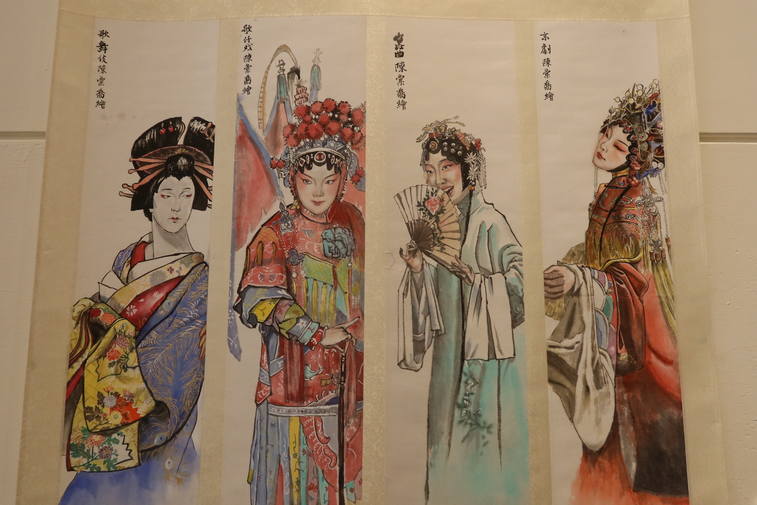 ▲國立員林高中舉辦第21屆美術班畢業展《殊塗》，學們生運用畫筆繪製自己的人生藍圖。（記者張溎壕攝）