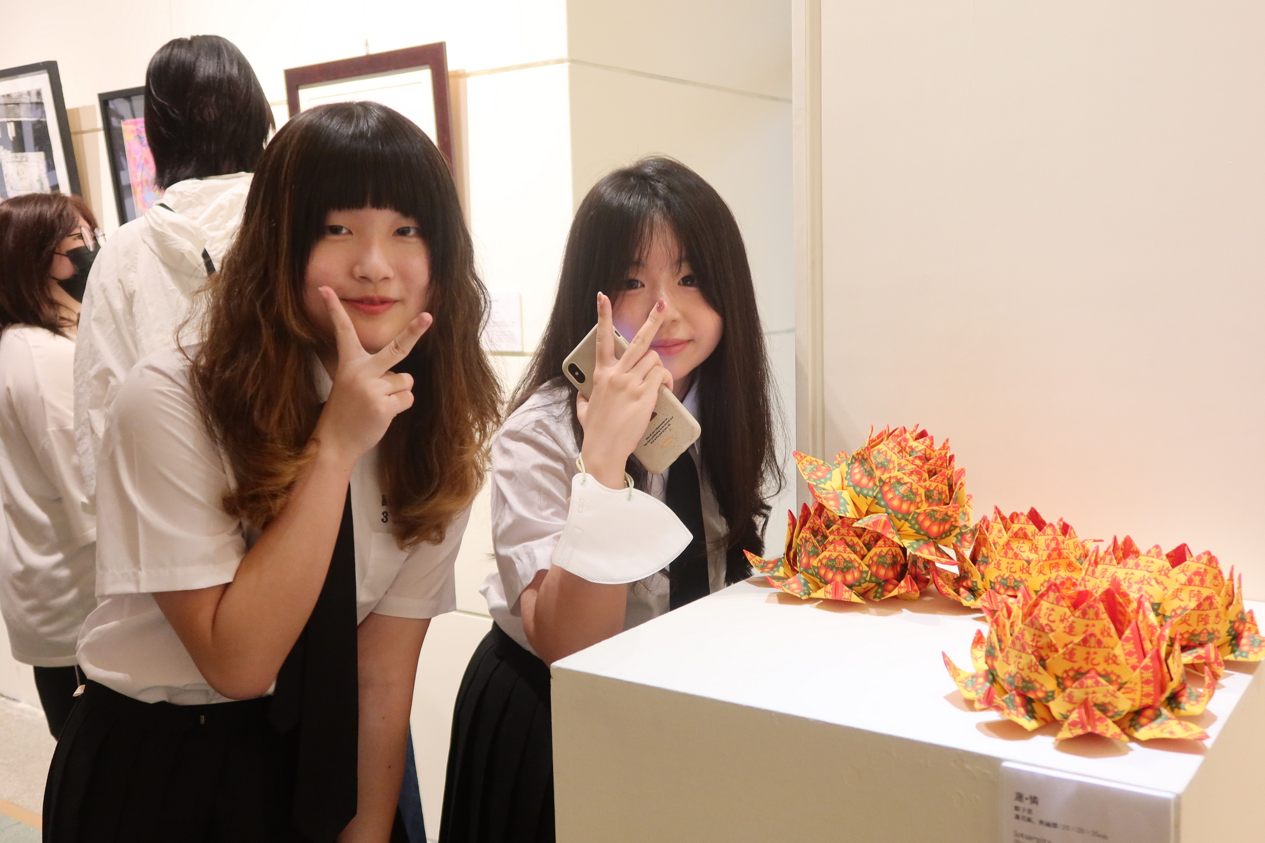 ▲國立員林高中舉辦第21屆美術班畢業展《殊塗》，學們生運用畫筆繪製自己的人生藍圖。（記者張溎壕攝）
