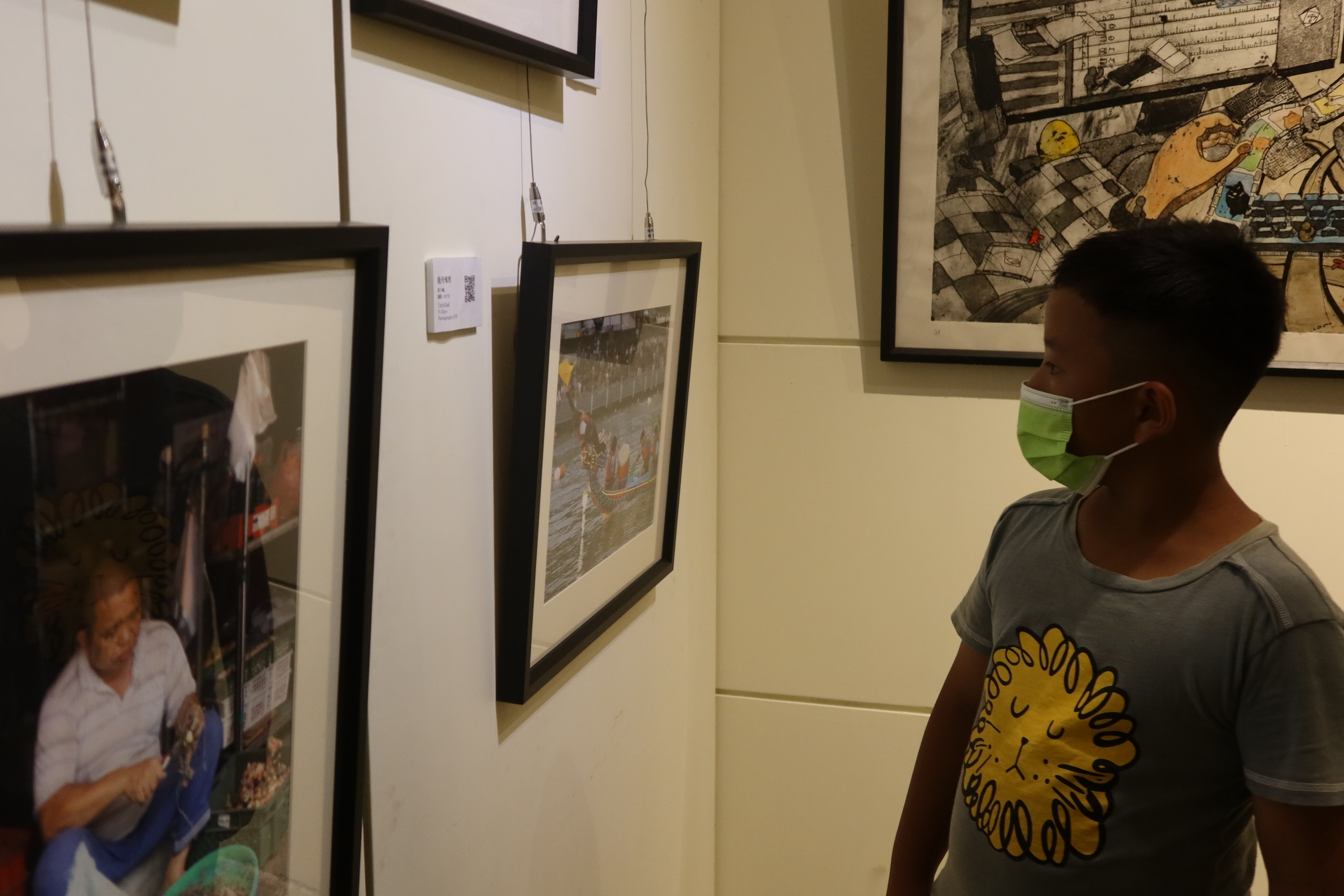 ▲國立員林高中舉辦第21屆美術班畢業展《殊塗》，學們生運用畫筆繪製自己的人生藍圖。（記者張溎壕攝）
