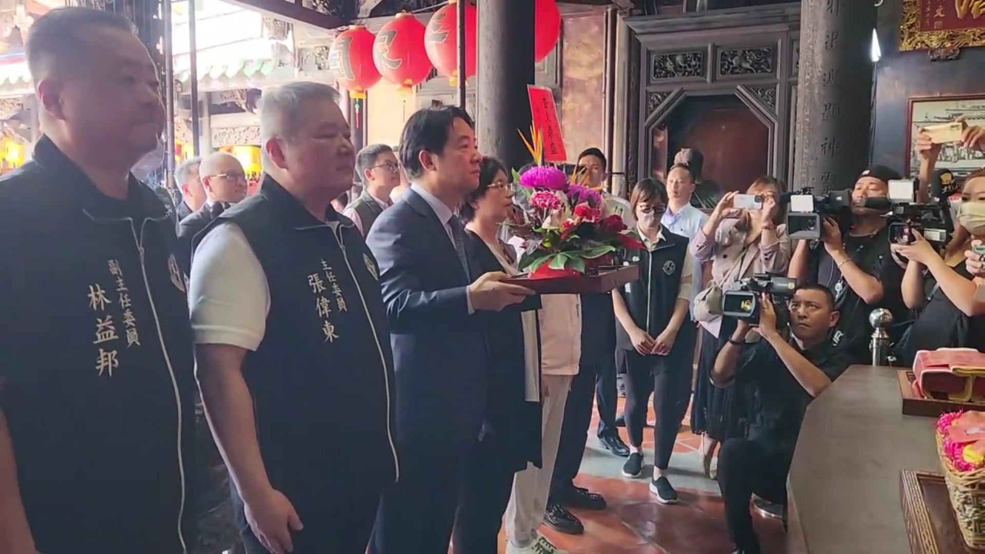 ▲總統賴清德到訪彰化縣鹿港天后宮參拜祈福，並以總統身分頒贈「澤被羣黎」賀匾，感謝媽祖庇佑台灣國泰民安、風調雨順。（記者張溎壕攝）