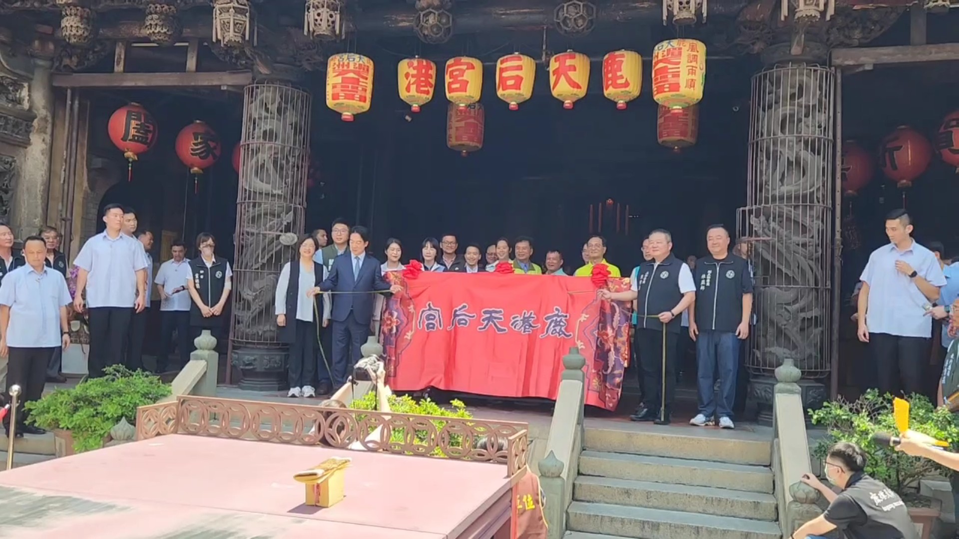 ▲總統賴清德到訪彰化縣鹿港天后宮參拜祈福，並以總統身分頒贈「澤被羣黎」賀匾，感謝媽祖庇佑台灣國泰民安、風調雨順。（記者張溎壕攝）