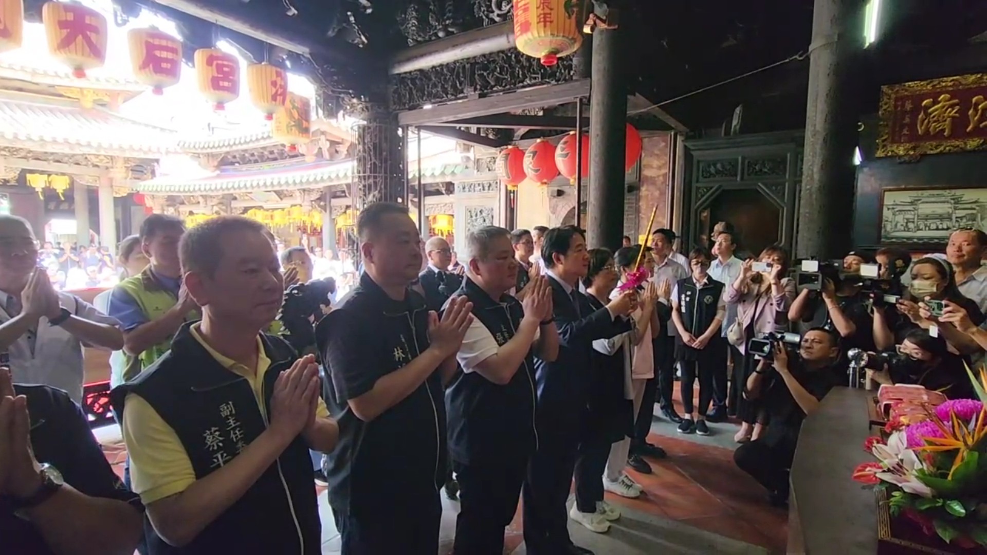 ▲總統賴清德到訪彰化縣鹿港天后宮參拜祈福，並以總統身分頒贈「澤被羣黎」賀匾，感謝媽祖庇佑台灣國泰民安、風調雨順。（記者張溎壕攝）