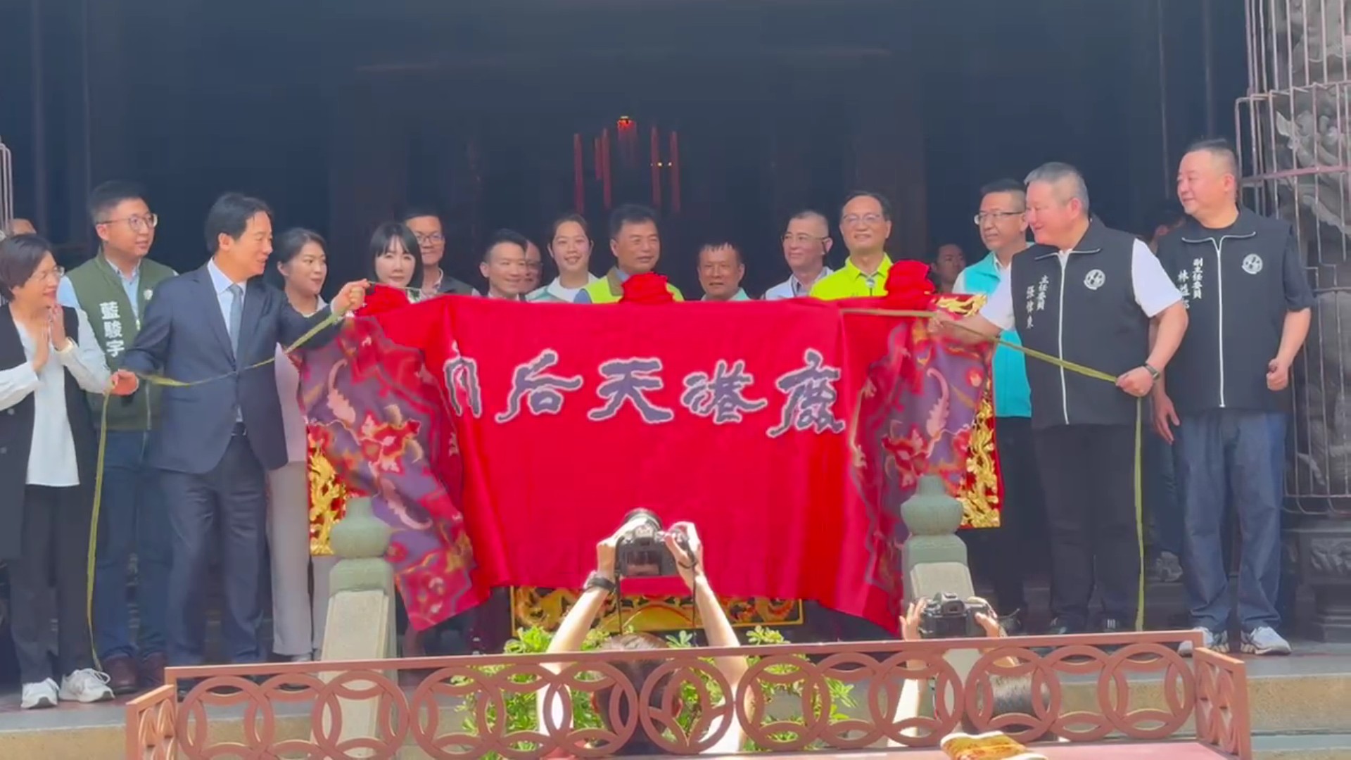 ▲總統賴清德到訪彰化縣鹿港天后宮參拜祈福，並以總統身分頒贈「澤被羣黎」賀匾，感謝媽祖庇佑台灣國泰民安、風調雨順。（記者張溎壕攝）