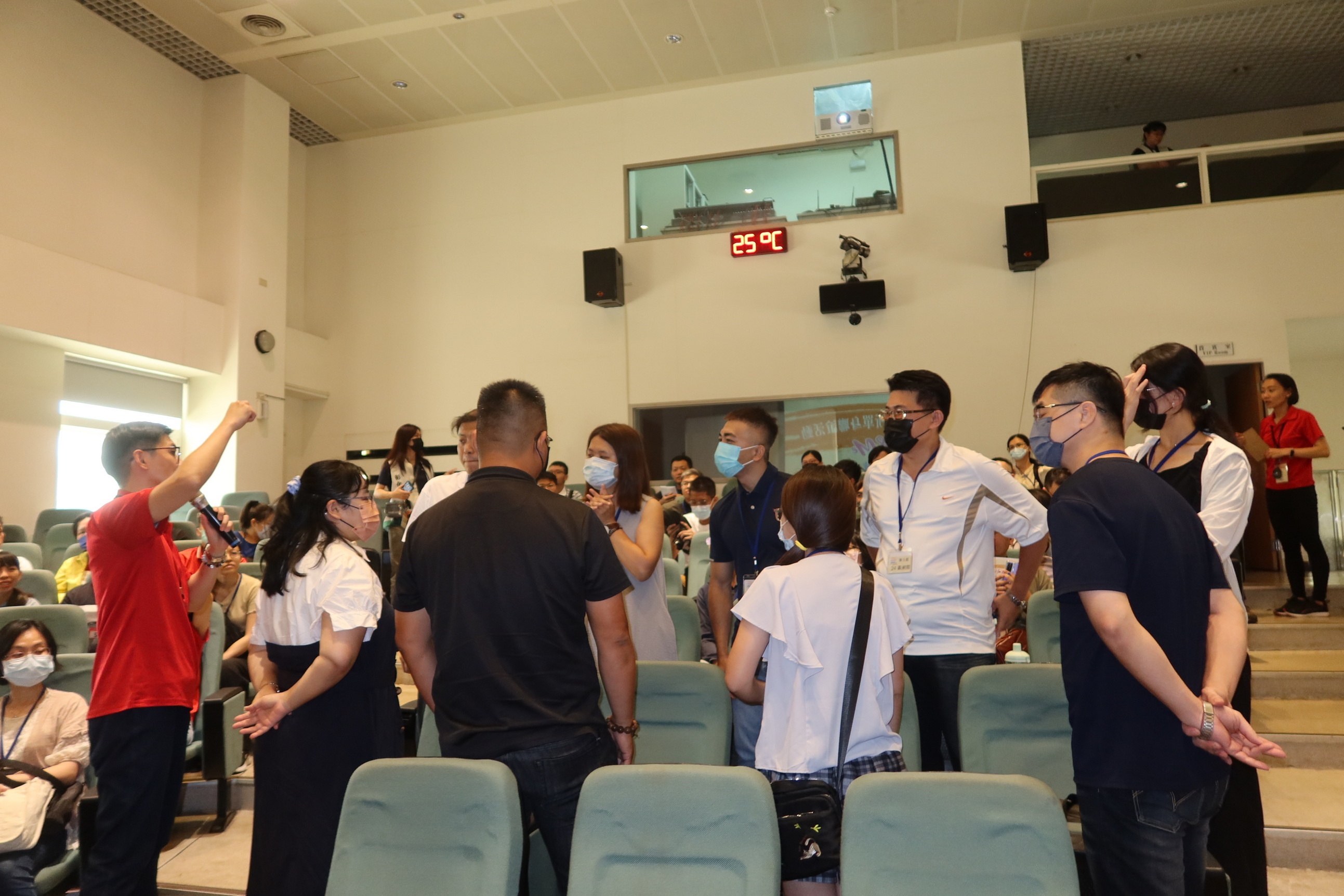 ▲浪漫的七夕情人節，彰化市公所舉辦單身聯誼，「愛情市集」和「情人節音樂會」活動，現場氣氛從午後延續至夜晚，氣氛熱烈。（記者張溎壕攝）