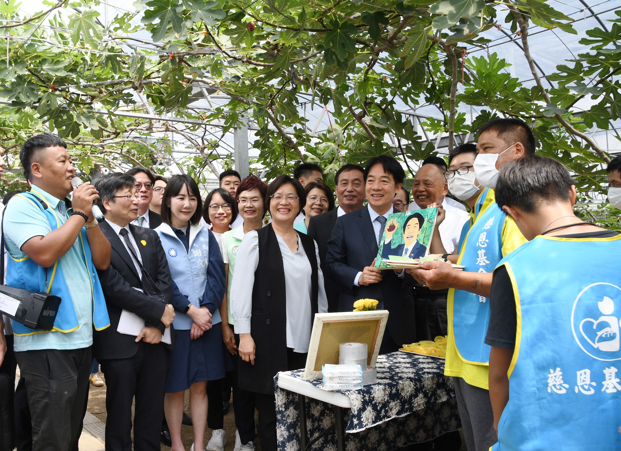 ▲總統賴清德參觀彰化縣慈恩老人養護中心，宣誓從四大重點推動長照3.0，讓醫師到社區和安養機構替病患看診。（記者張溎壕攝）
