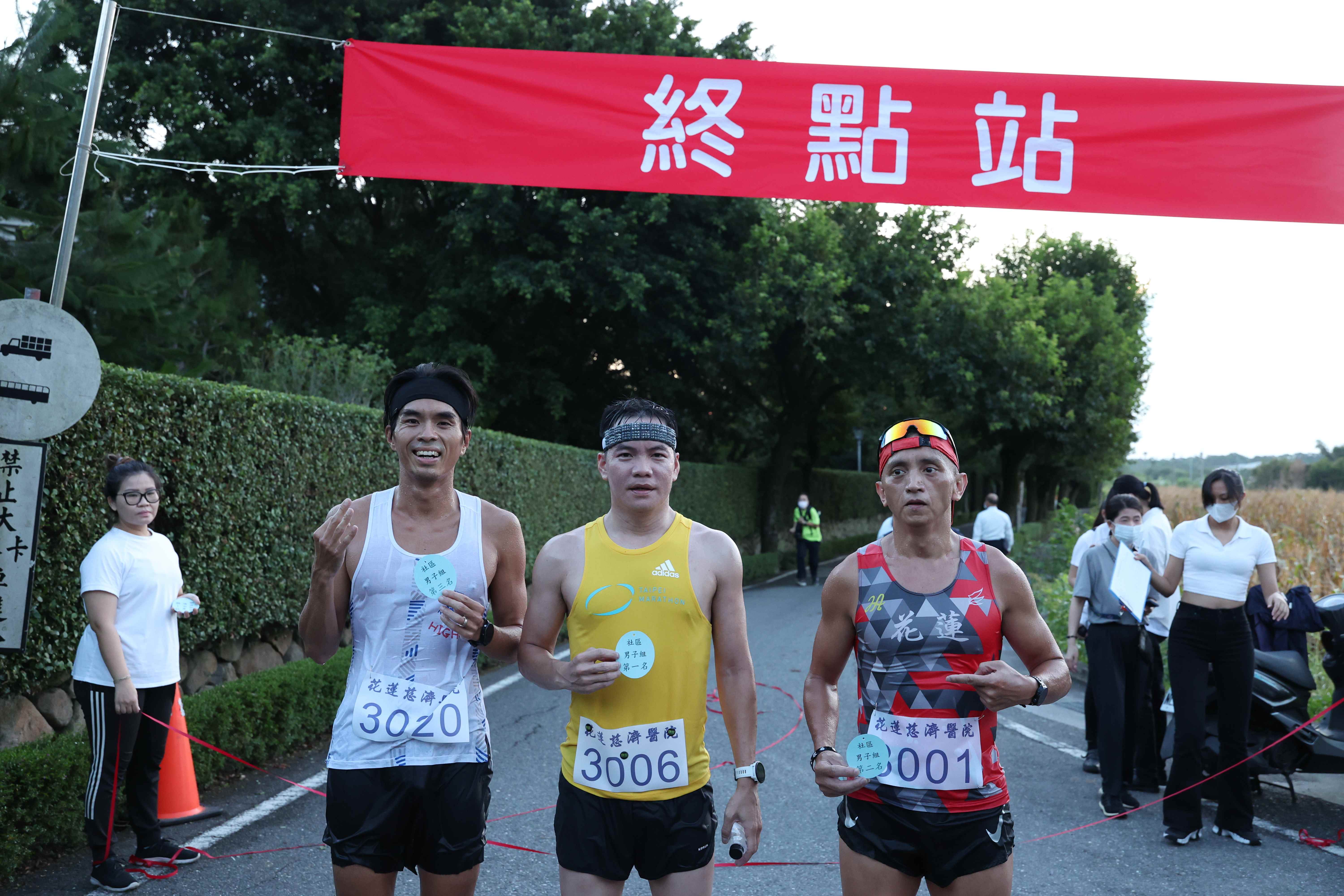 「回歸心靈故鄉路跑暨健行活動」,經過30分28秒,社區男子組陳永慶(中),率先抵達終點,緊接著是同組林福勝(右)與顏銘漢(左),分別以30分46秒、30分49秒,贏得第二、三名。