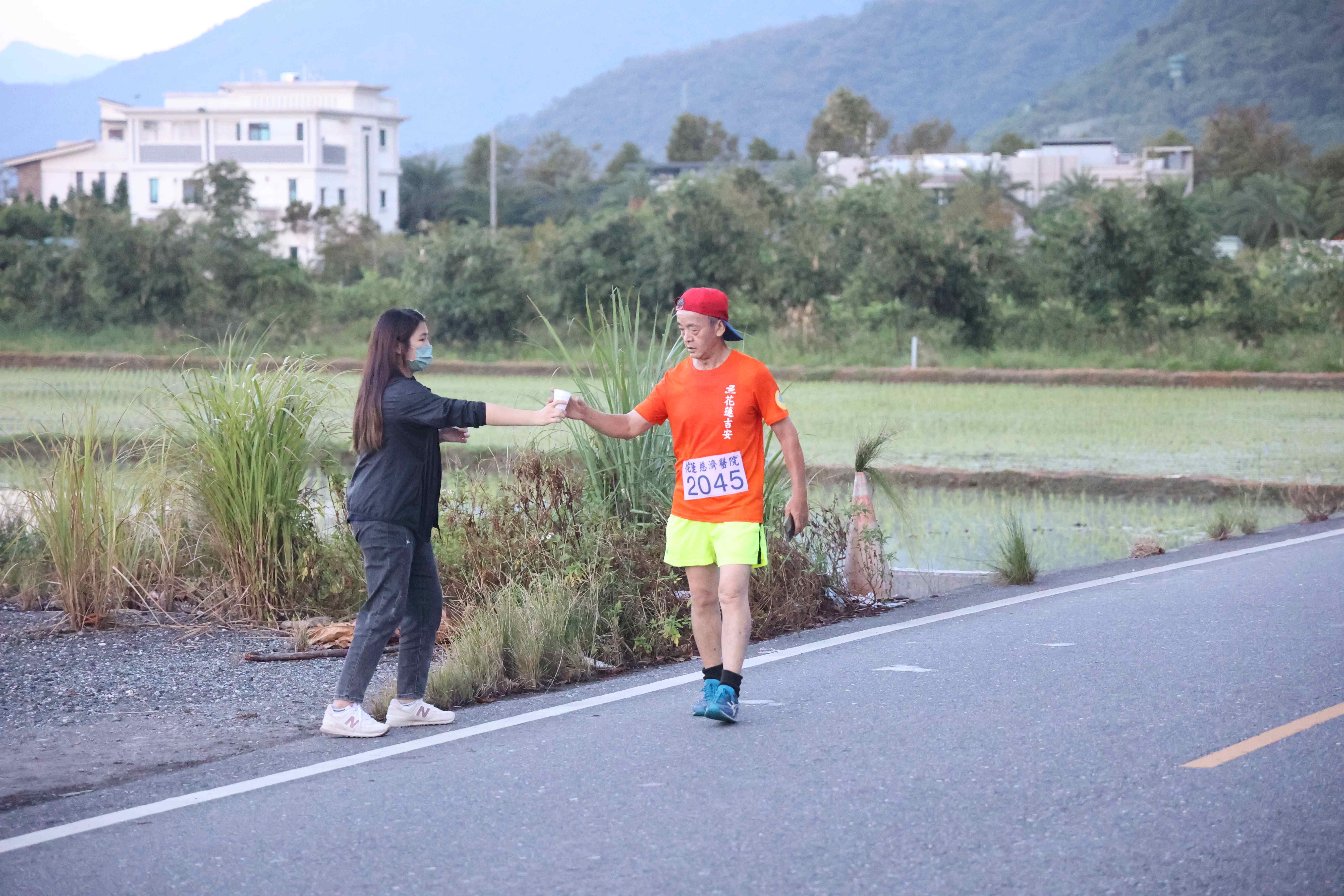 沿著中山路、國福大橋、落羽松小徑、田間小路,路途中設了四個補給站。