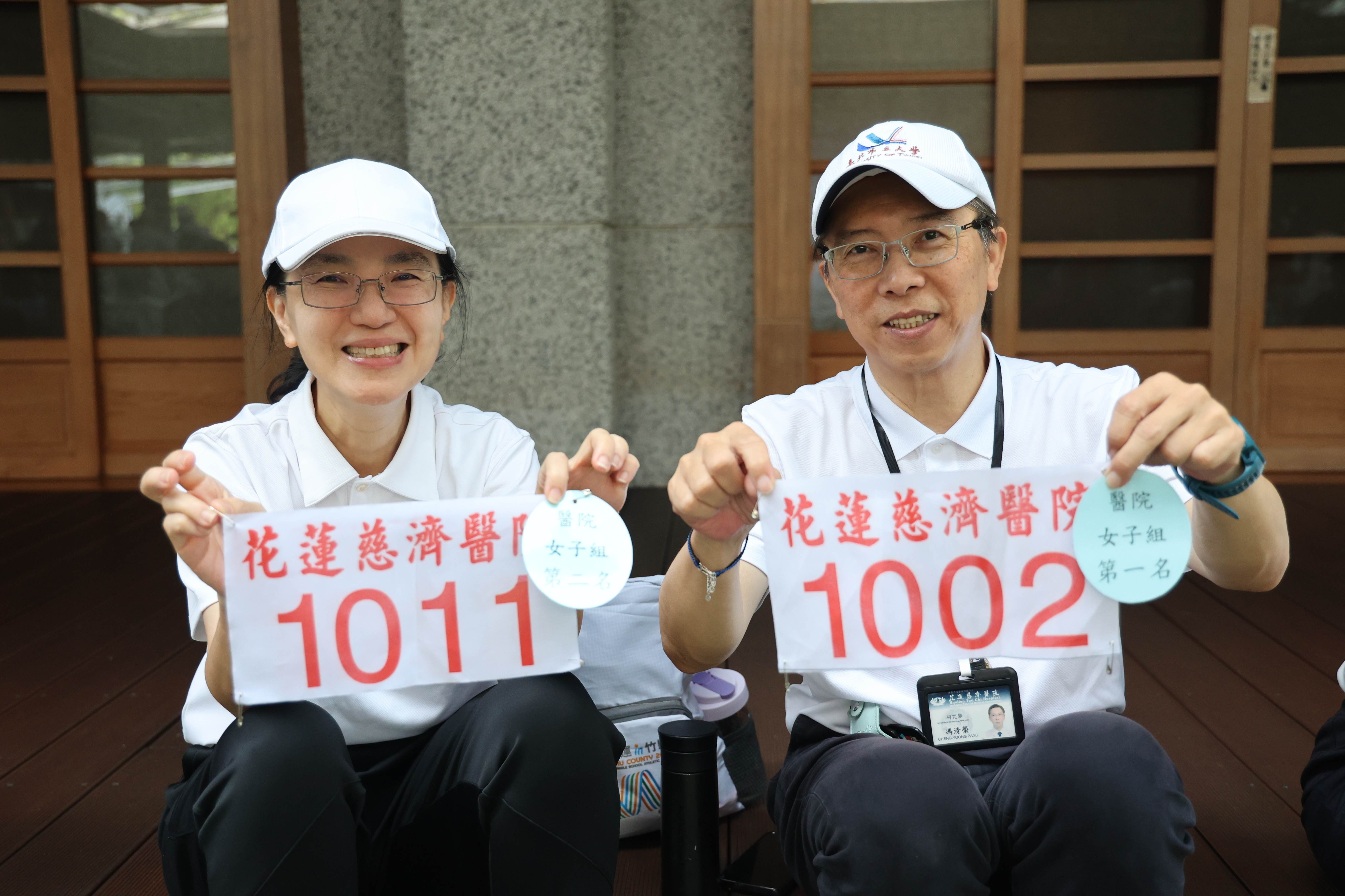醫院女子組馮羿錡、馮羿樺是姊妹,由於已上臺北,由父親花蓮慈院研究部副主任馮清榮(右)、母親李思蓓代為領獎。