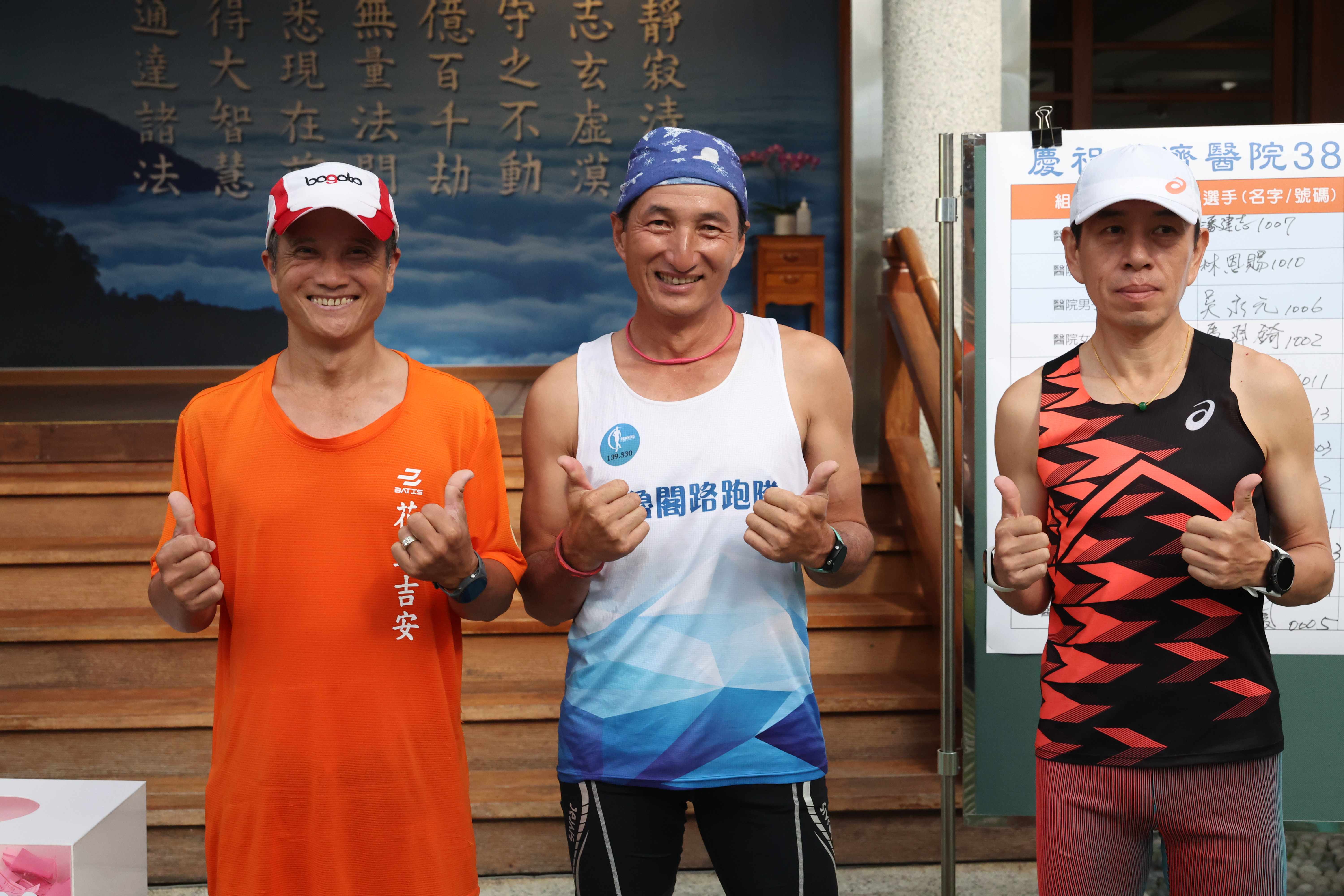 社區長青男子組前三名,陳明裕(左起)、王守睿、陳定承