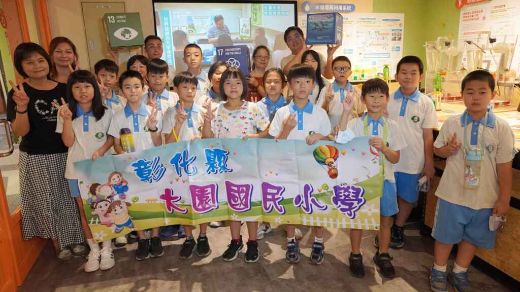 ▲大園國小夏日樂學英文營小朋友參訪大葉大學SDGs校園實踐場域。(大葉大學提供)