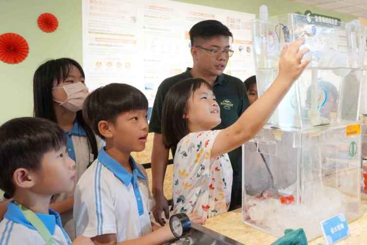 ▲大園國小小朋友操作省水馬桶。（大葉大學提供）