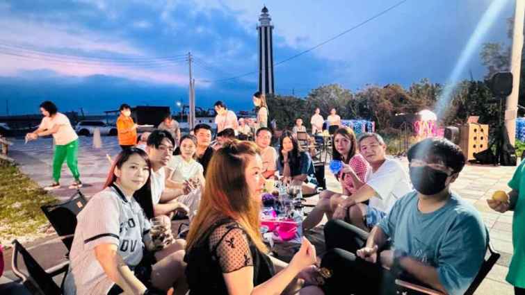 ▲王功漁港將被點亮成為一片燈火璀燦的愛之海洋，還可以品嚐到以芳苑農漁牧特色食材製作的美食與飲品。（芳苑鄉公所提供）
