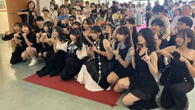 ▲員林高中第21屆美術班畢業展《殊塗》開幕式，吸引眾多師生、家長及藝術愛好者共襄盛舉。（員林高中提供）