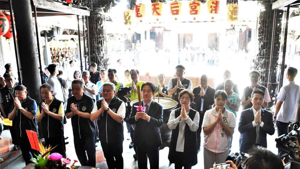 ▲賴清德總統今天前往彰化鹿港天后宮參香,彰化縣長王惠美、立法委員陳秀寳、陳素月、黃秀芳、謝衣鳯、鹿港天后宮主委張偉東等出席,祈求媽祖保佑臺灣國泰民安、風調雨順。(記者林明佑翻攝)