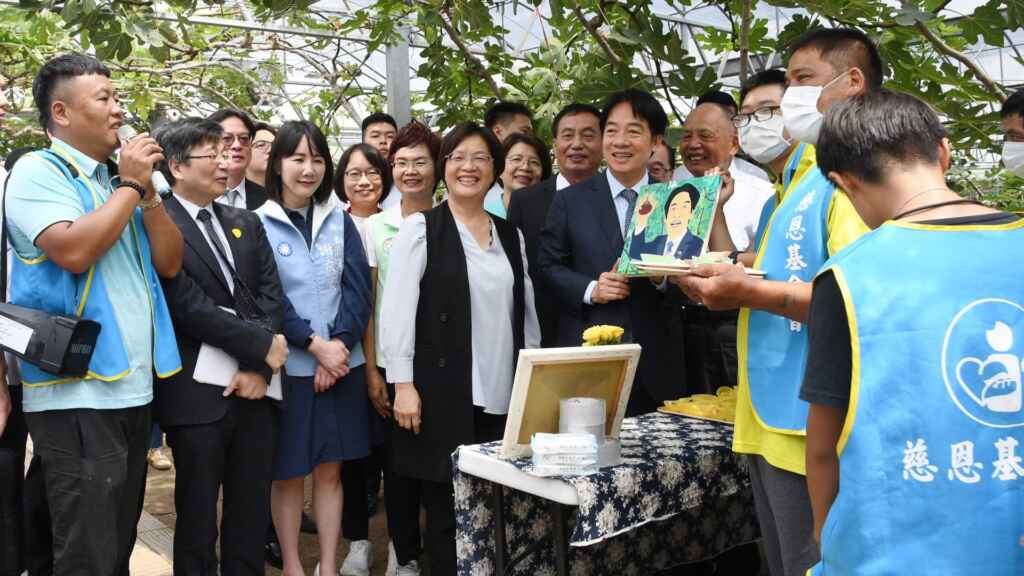 ▲賴清德總統今天前往彰化參訪慈恩老人養護中心並表示政府將結合社會各界力量,打造「健康臺灣」,並持續推動「長照3.0」以提升對長輩的照顧。(記者林明佑翻攝)