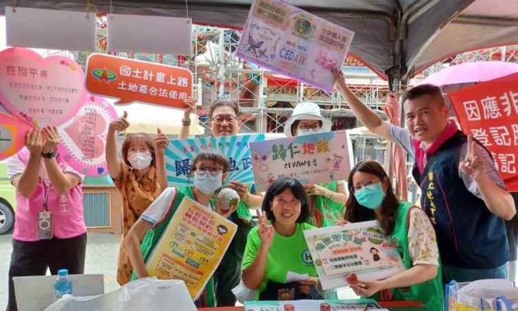 ▲「歸仁好釋迦-地政好事加」業務宣導，推廣「地籍異動即時通」及「二類謄本住址隱匿」兩項防詐利器，落實市長黃偉哲重視防詐騙宣導。（臺南市政府提供）