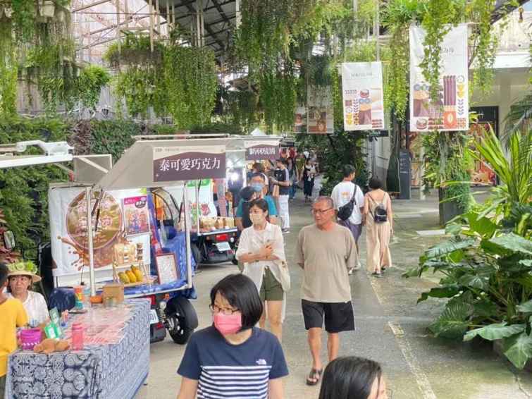 ▲「屏東巧克力節」今年不僅匯集全台多家榮獲過世界賽事獎牌巧克力業者，更推出巧克力嘉年華遊行、愛情巧克力巴士遊、愛情充電站、甜蜜巧克力DIY體驗等多項浪漫活動。（屏東縣政府提供）