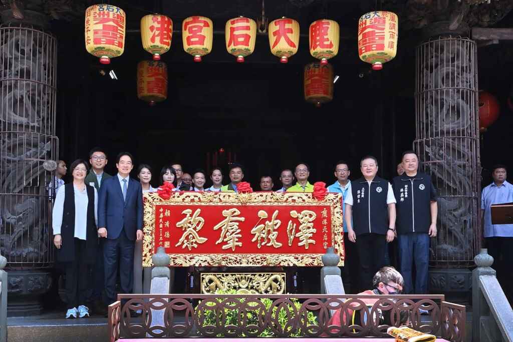 ▲賴清德總統前往彰化鹿港天后宮參香並揭贈匾額,祈求媽祖保佑臺灣國泰民安、風調雨順。(記者張玉泰攝)
