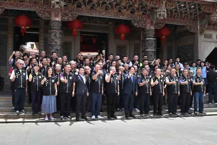 ▲賴清德總統前往彰化鹿港天后宮參香並揭贈匾額，祈求媽祖保佑臺灣國泰民安、風調雨順。（記者張玉泰攝）