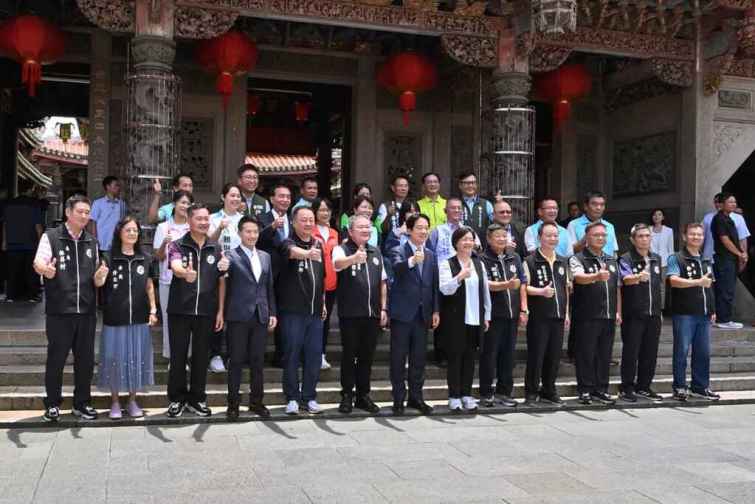 ▲賴清德總統前往彰化鹿港天后宮參香並揭贈匾額，祈求媽祖保佑臺灣國泰民安、風調雨順。（記者張玉泰攝）