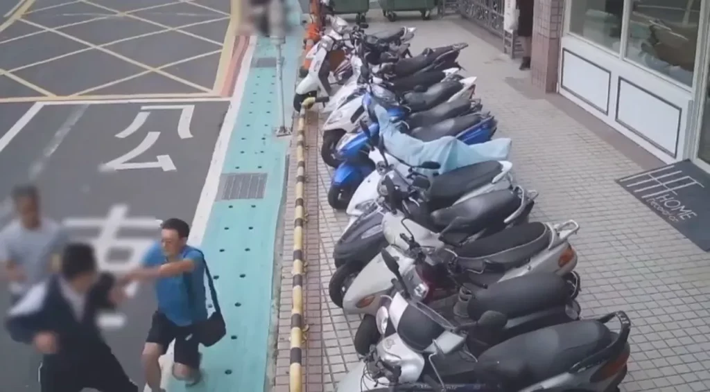 案小組於周遭埋伏,見黃姓車手向被害人收取款項之際,隨即上前逮捕