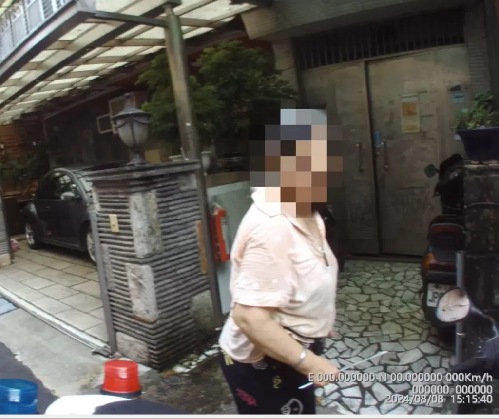 員警冒著大雨前往老翁最後出沒地點附近穿梭尋找,過程中也遇到疑似該名攙扶老翁之婦人並上前詢問,卻沒想到該名婦人也患有失智症