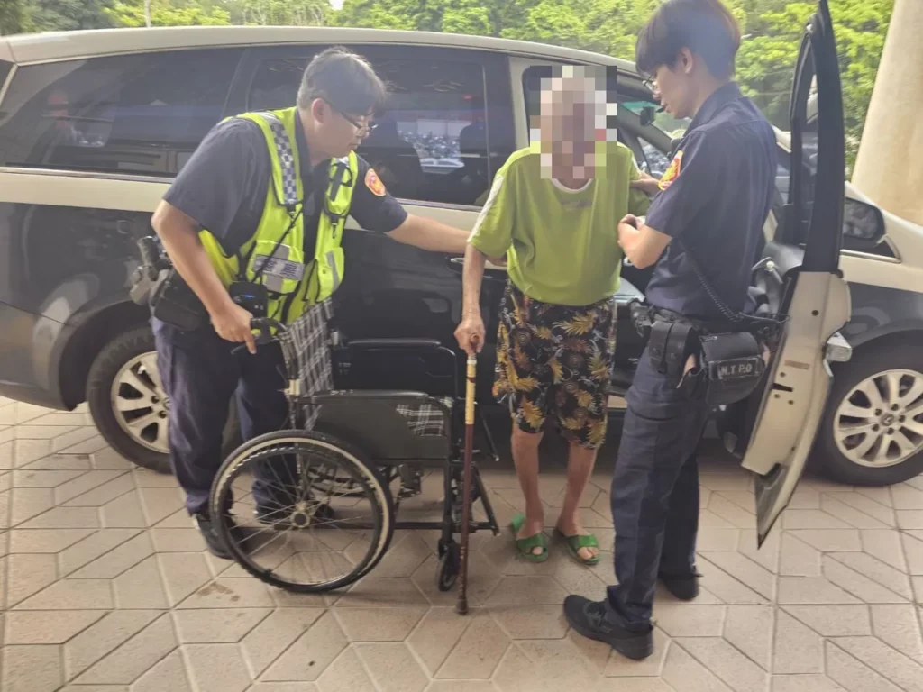 老翁與家人返家團聚