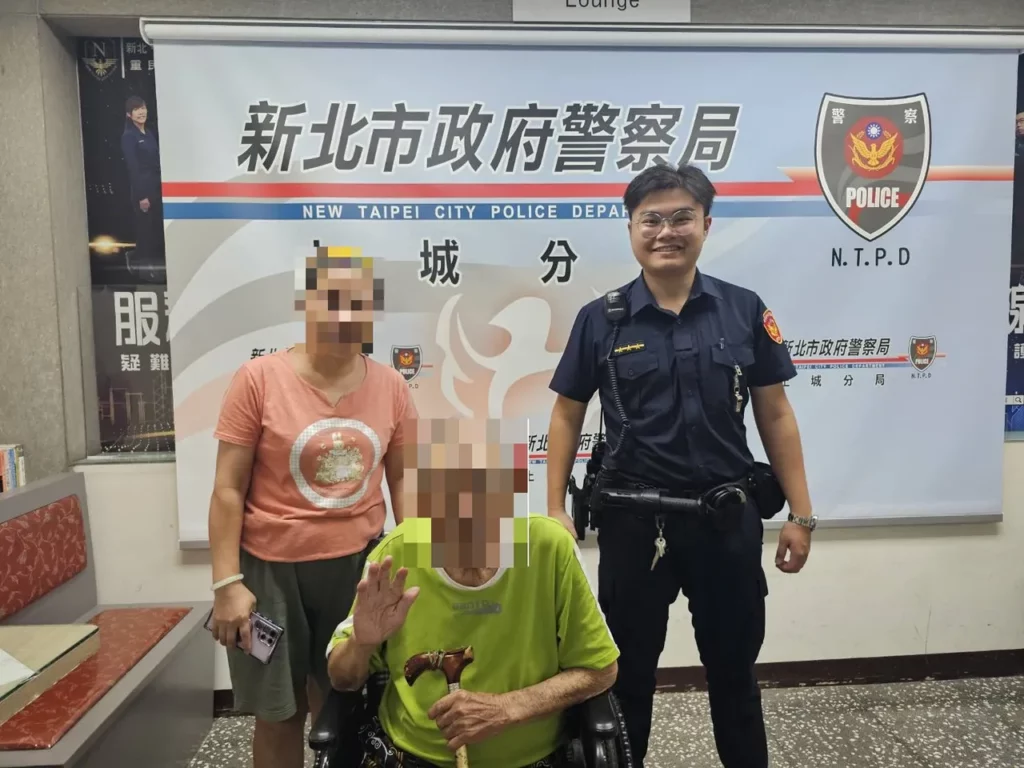 土城派出所警員賴奕廷及王學逸秉持鍥而不捨的精神讓老翁與家人返家團聚