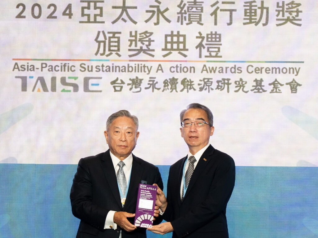中鼎總管理處李定壯總經理(右)代表公司接受外交部田中光次長表揚。