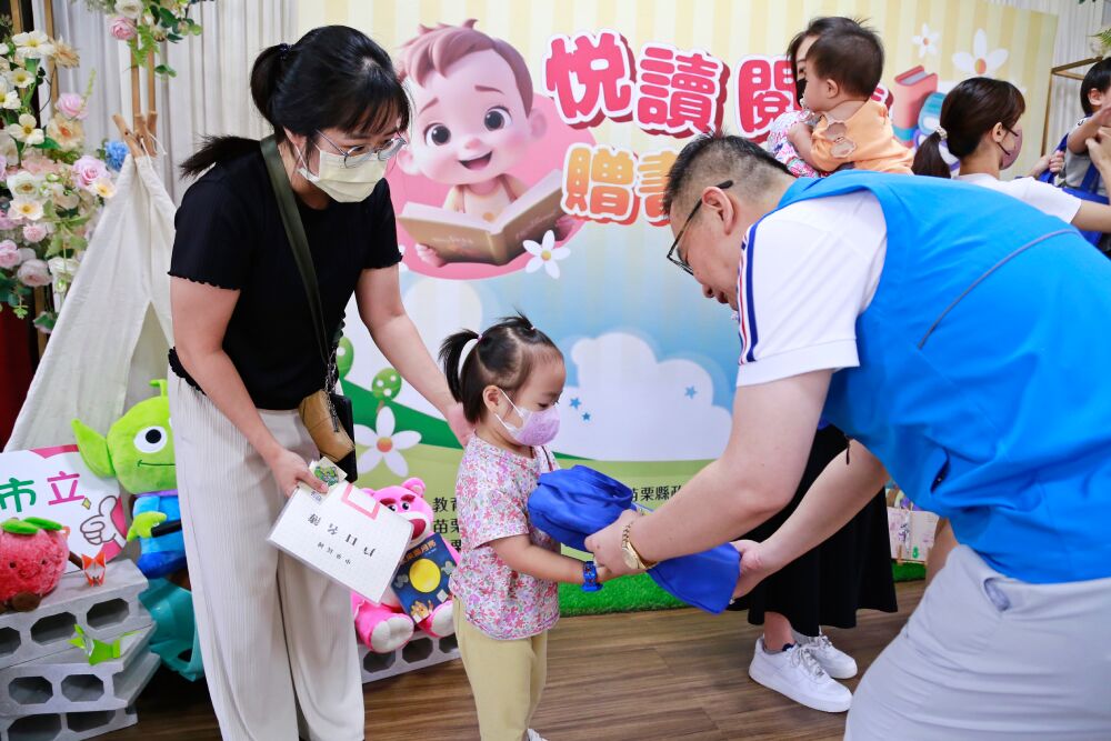 鼓勵學齡前嬰幼兒培養閱讀 余文忠擴大發放閱讀禮袋 281 照片來源:苗栗市公所