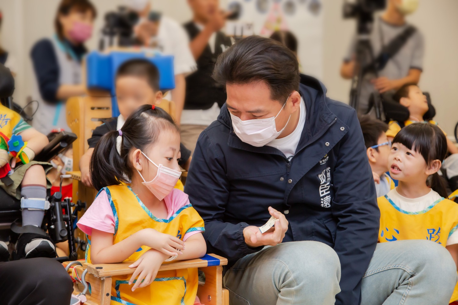 代理市長邱臣遠與早療兒孩童互動。（圖/記者林照東翻攝）