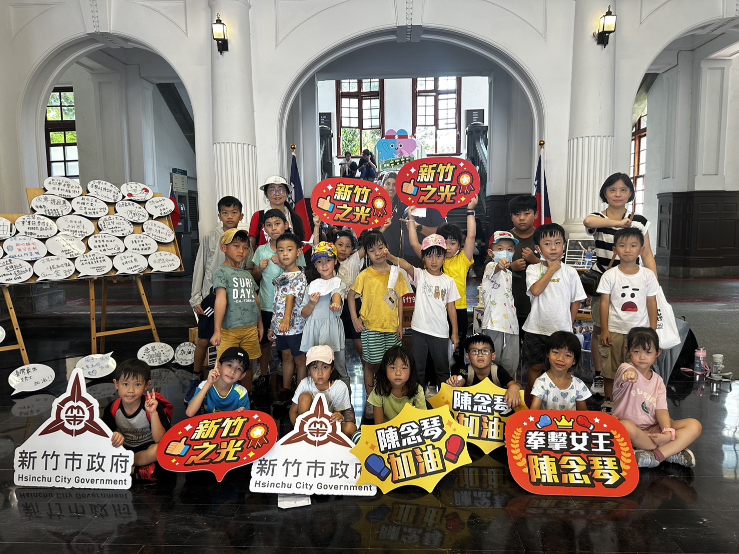 民眾揪團前來集氣牆打卡。(圖/記者林照東翻攝)