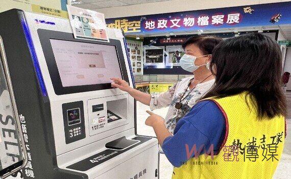 動動手指就搞定 中市大里地政所櫃員機申領地籍謄本紓解排隊人潮
