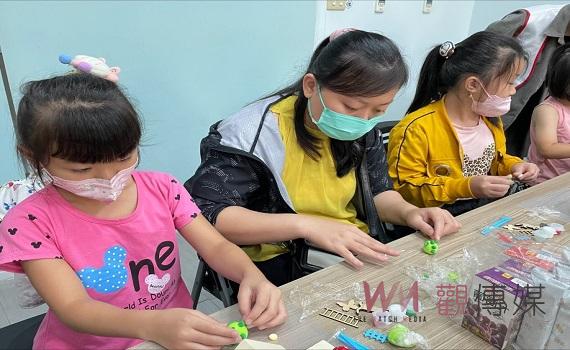嘉義家扶茉莉閱讀苗圃 親子存錢筒黏土手作增互動