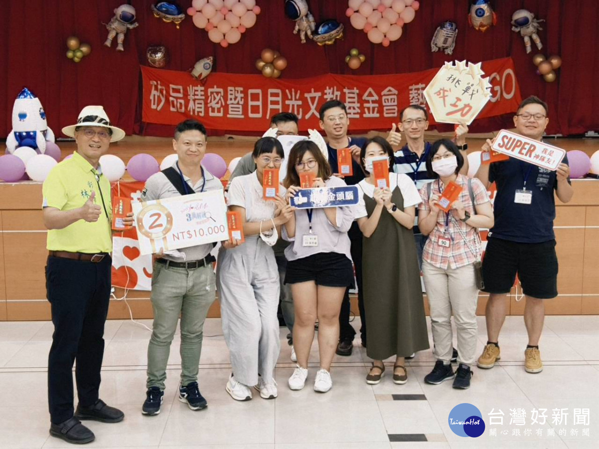 市長林世賢頒獲解謎組第二名獎金1萬元。圖/記者鄧富珍攝