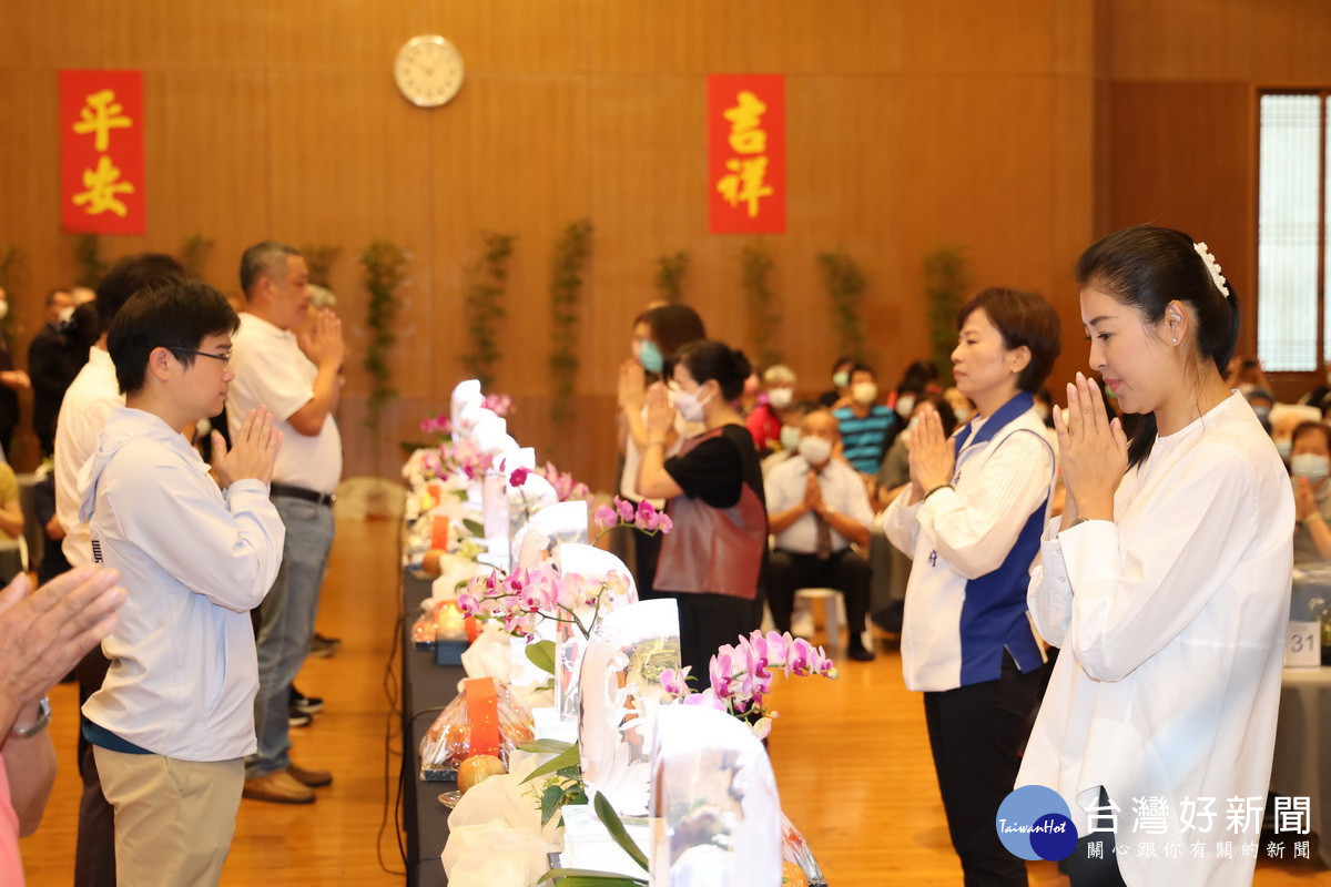 許縣長等來賓參與慈濟祈福會獻供。（縣府提供）