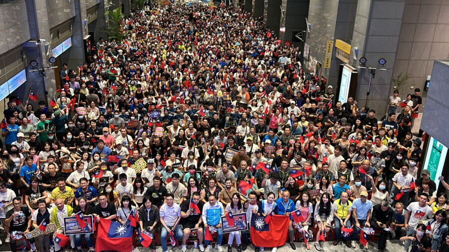 圖/市民組成強大應援團在新北市政府的一樓大廳,觀賽、見證林郁婷以5比0完勝制霸勇奪金牌的榮耀時刻。(新北市政府提供)