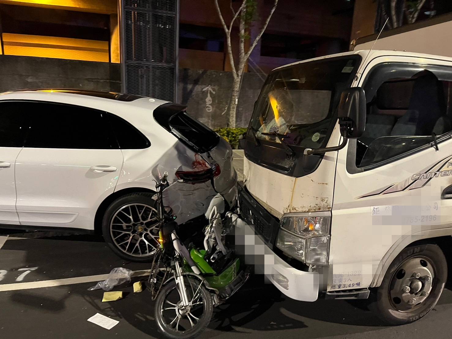 ▲台北市南港區忠孝東路七段9日19時許發生1起死亡車禍。(翻攝畫面)