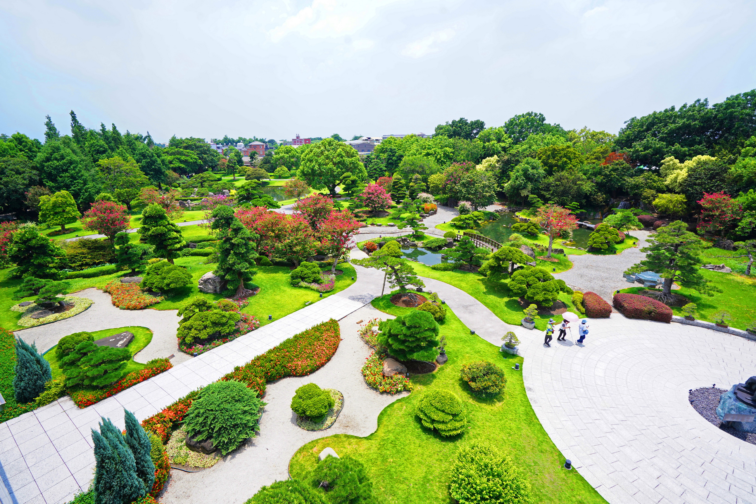 ▲成美文化園目前正在舉辦「百日紅季－花時間和自己來趟時光旅行」的系列活動。（記者張溎壕攝）