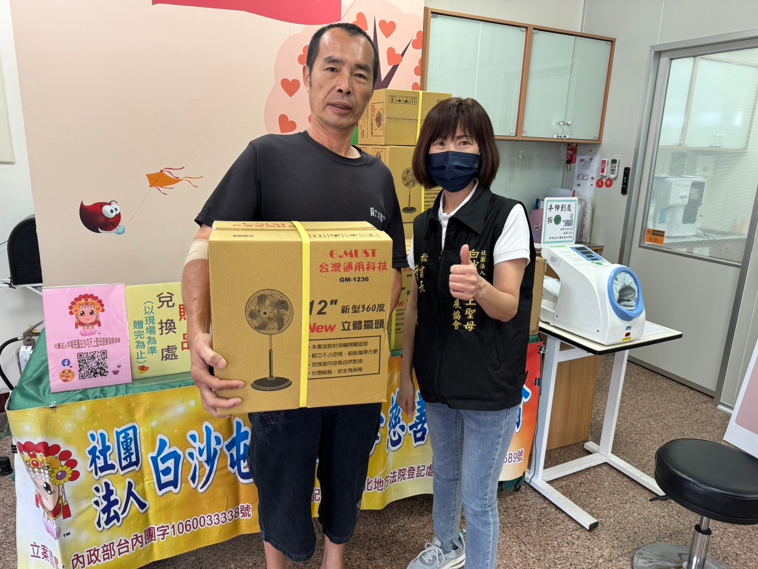 ▲捐熱血、涼一夏！白沙屯天上聖母慈善發展協會舉辦捐血活動，有捐血民眾認為炎炎夏日捐血送電風扇相當貼心。（記者張溎壕攝）