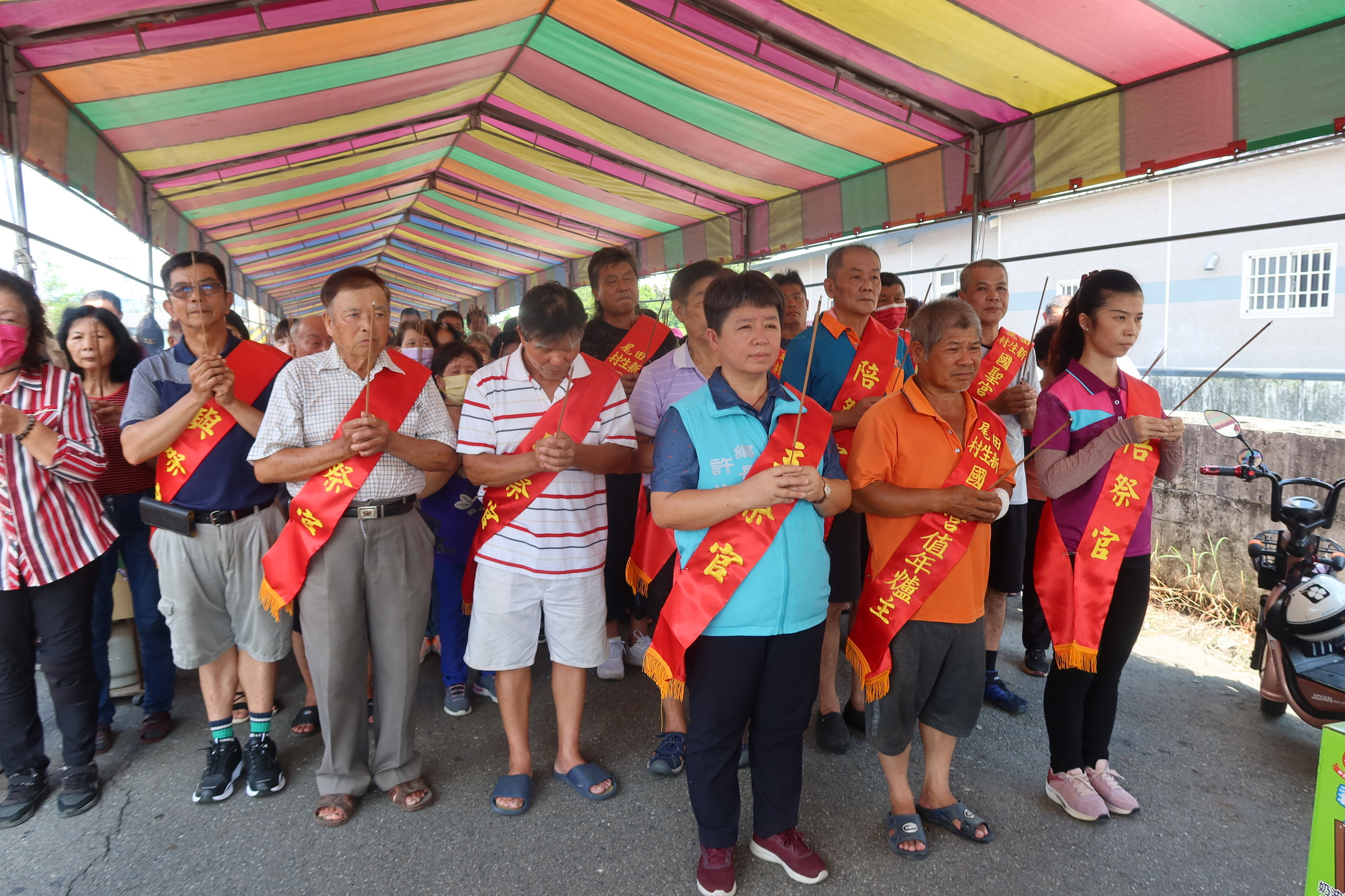 ▲沿著八堡圳岸邊擺桌普渡祭拜，祭典儀式今（11）日下午三時由鄉長許淑美主持開香。（記者張溎壕攝）