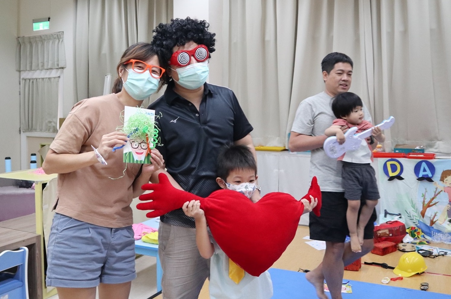 孩子完成爸氣十足的卡片