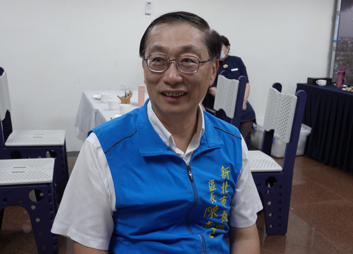 板橋區長陳奇正指出,,只要懷著一顆虔誠的心即可,盡量減少燒金紙、放鞭炮等等,希望大家能夠一起做環保,愛護我們的地球。